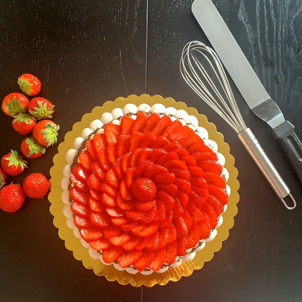Cakish pavlova for birthdays — A stunning centrepiece for birthday celebrations of all sizes.